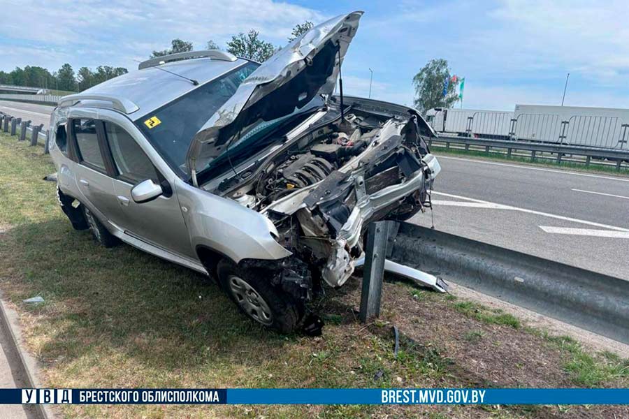 ДТП под Кобрином: 80-летняя женщина за рулём Nissan наехала на отбойное ограждение
