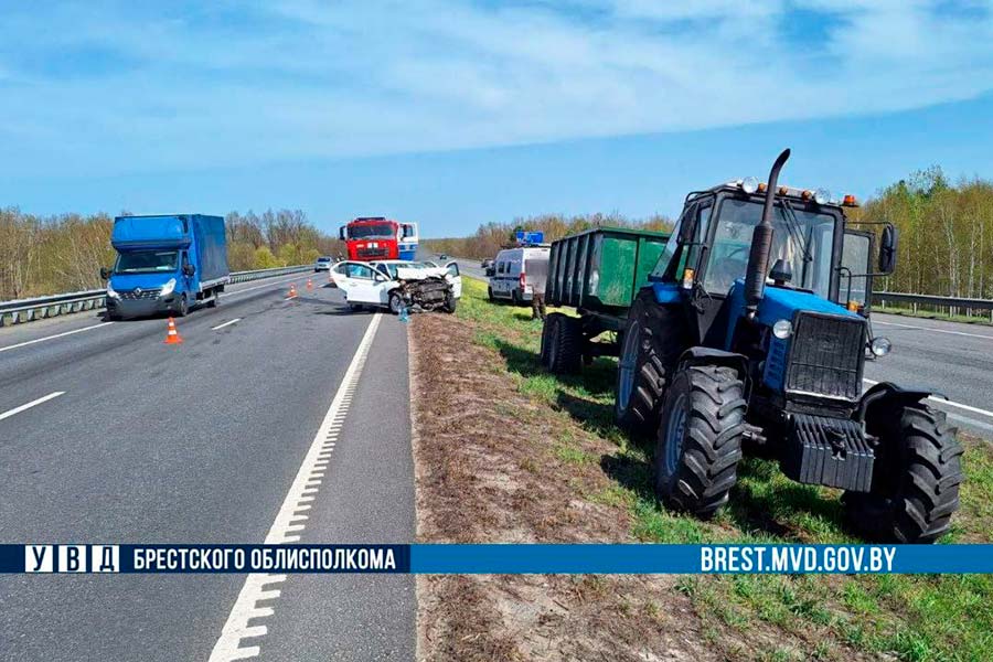 Водитель уснул за рулем и врезался в трактор, пассажирка скончалась в больнице: суд вынес приговор по ДТП в Кобринском районе