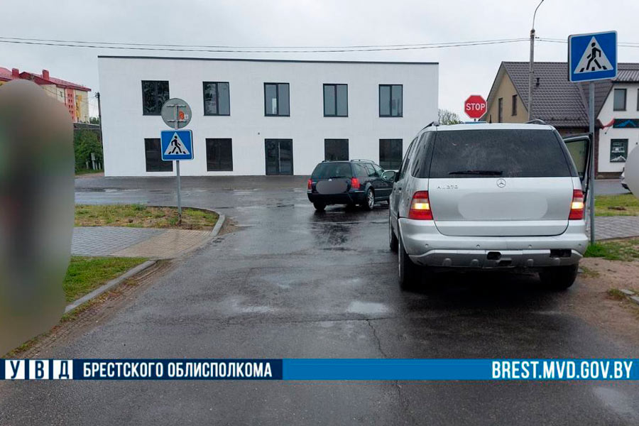 ДТП в Кобрине: на пешеходном переходе «Мерседес» сбил велосипедиста