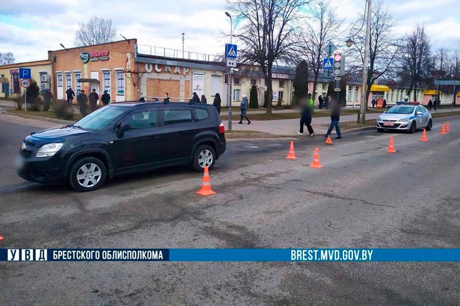 В Кобрине автомобиль сбил 84-летнюю женщину, которая переходила дорогу на красный