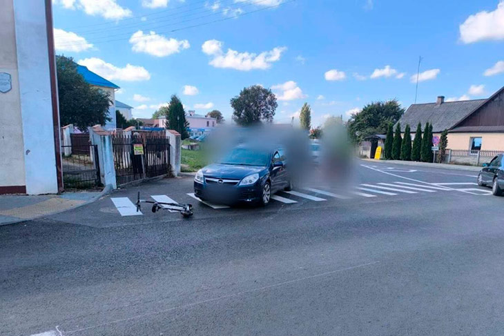 16 сентября в Кобрине автомобиль Opel наехал на пожилого водителя СПМ: пересекал пешеходный переход не спешившись