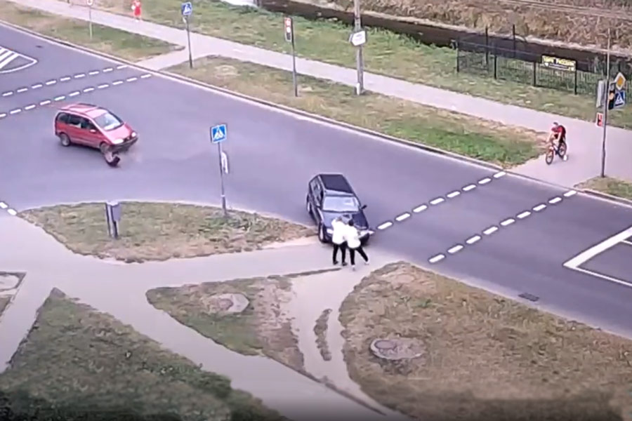 В Кобрине два пешехода чудом увернулись от летящего на них автомобиля. Видео