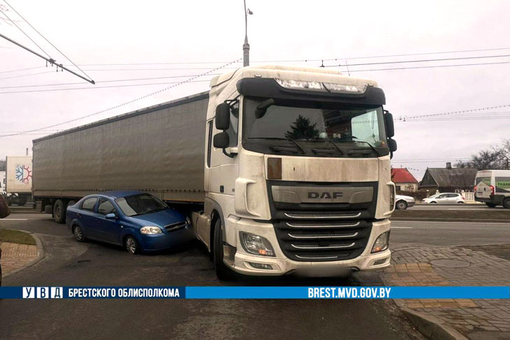 Житель Кобринского района на грузовике DAF столкнулся с легковым авто в Бресте