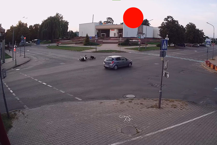 Мотоциклист в Кобрине преодолел полсотни метров перекрестка порознь с мотоциклом, чудом избежав аварии (видео)