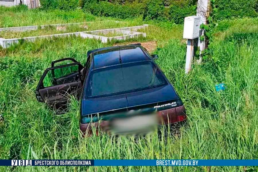 ДТП в Кобрине: «Фольксфаген» столкнулся с «Опелем» и наехал на пешехода, «Опель» повредил «Киа»