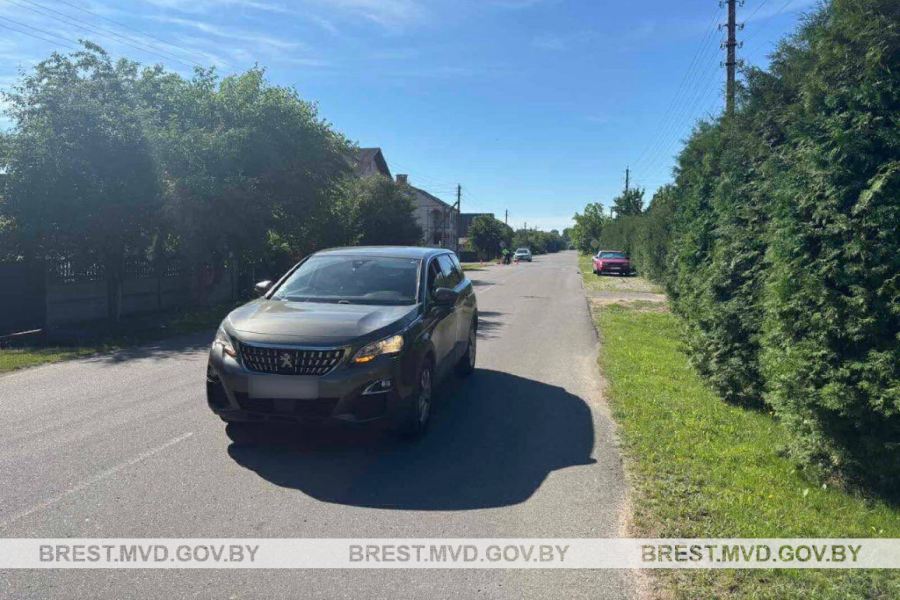19-летняя кобринчанка на электросамокате столкнулась с Peugeot: не пропустила авто на главной дороге — девушка госпитализирована