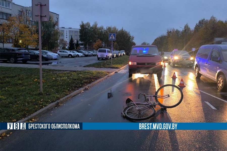 В Кобрине под колеса Volkswagen попал велосипедист: пересекал «зебру» не спешившись