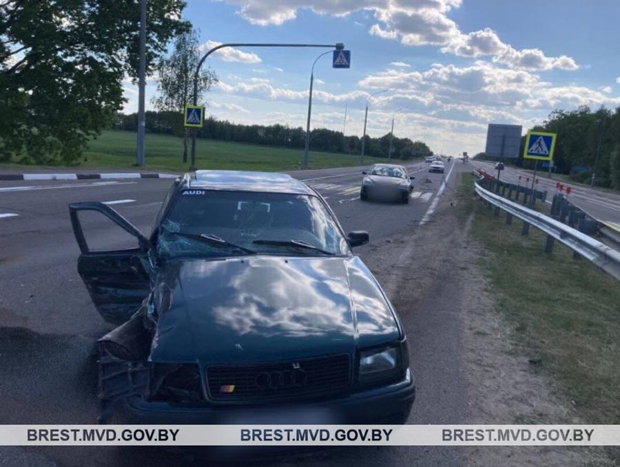 23 мая кобринчанин на Audi протаранил Volvo у пешеходного перехода: двум пострадавшим оказана медицинская помощь