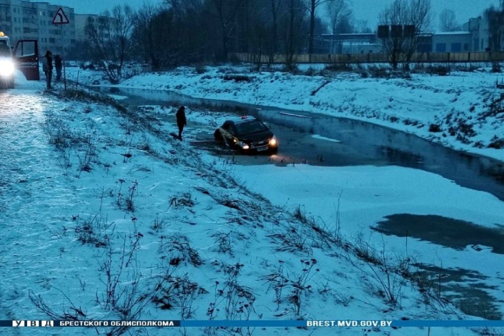 В Кобрине такси унесло в канаву — водитель выбирался через окно