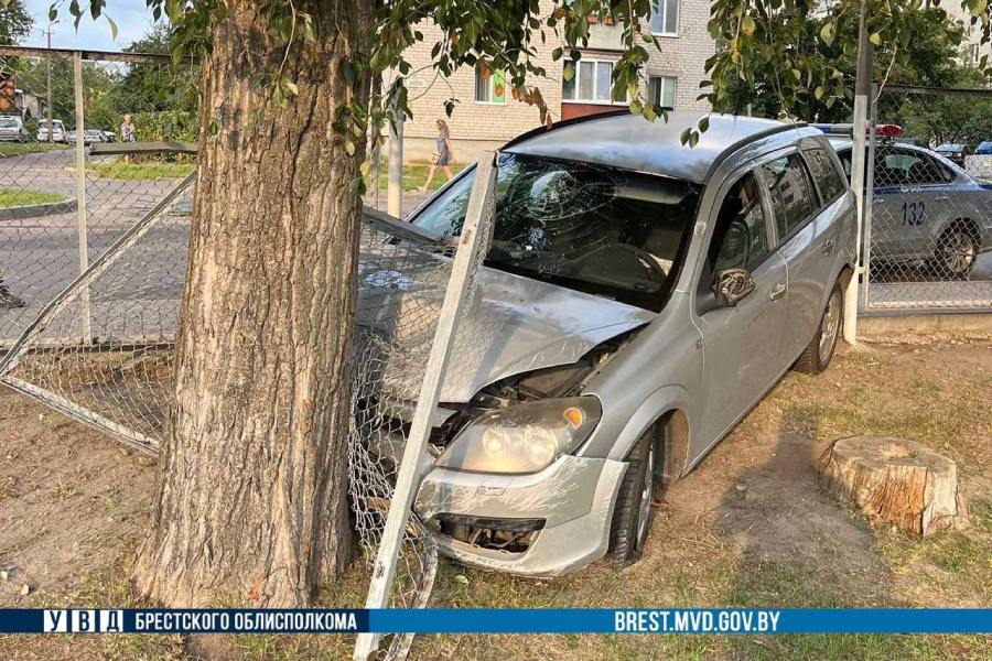 Пьяный брестчанин протаранил забор и врезался в дерево