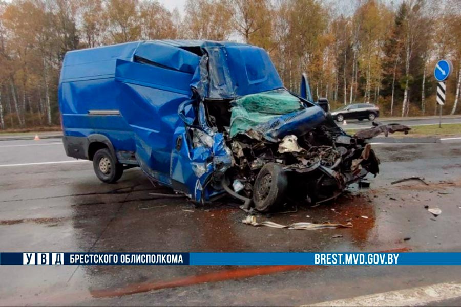 28 октября на М1-Е30 грузовой Fiat столкнулся со свеклоуборочным комбайном под управлением кобринчанина