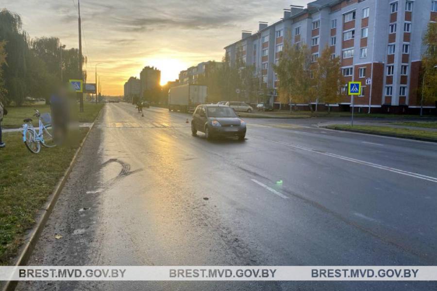 В Кобрине «Форд» наехал на велосипедистку, которая двигалась по пешеходному переходу