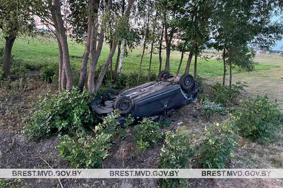 В Кобринском районе опрокинулся «Фольксваген» — водитель и 12-летний пассажир госпитализированы