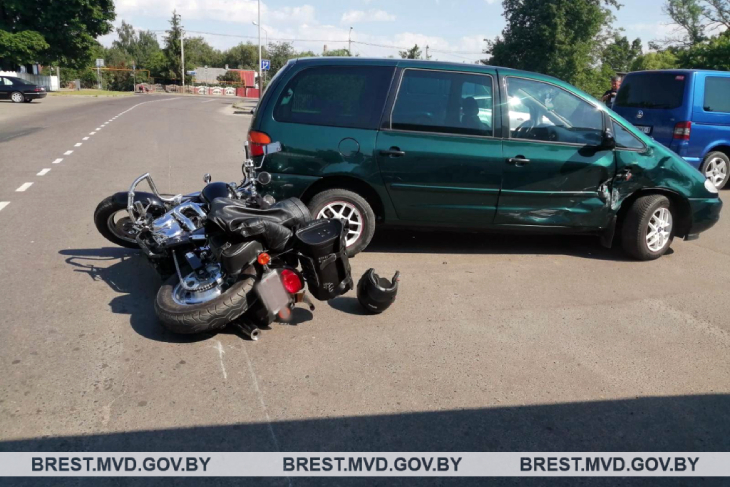 В Кобрине водитель VW не уступил мотоциклисту при повороте налево — произошло столкновение