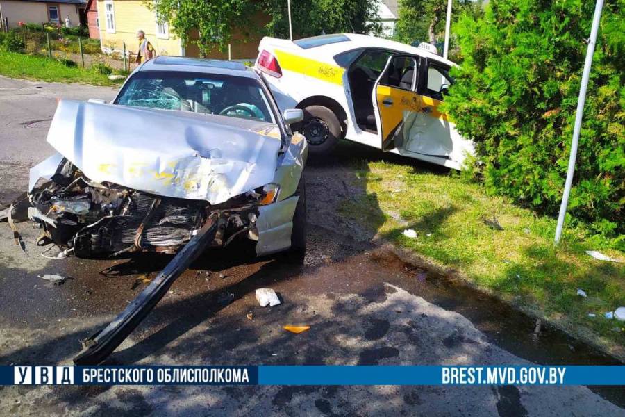 Такси столкнулась с Маздой и врезалась в столб — ДТП в Кобрине 