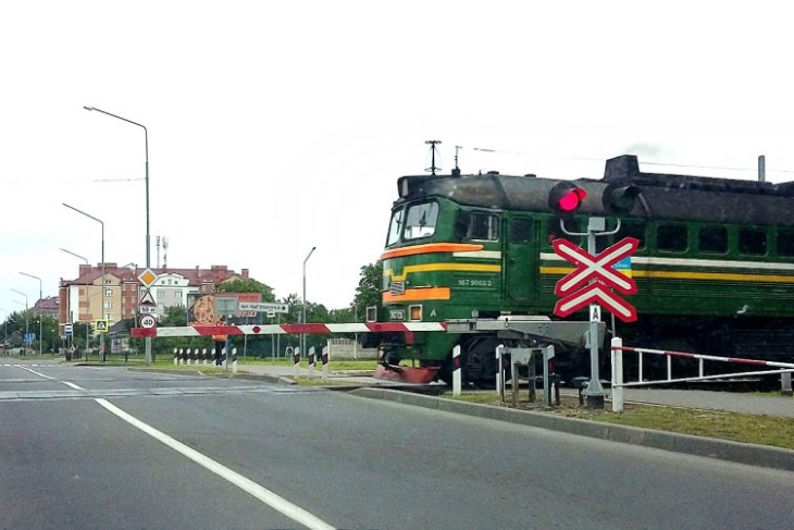 В Брестской области поезд врезался в легковушку на железнодорожном переезде