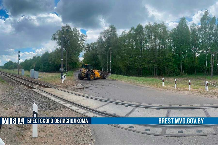  11 мая в Кобринском районе 48-летний бесправник на тракторе врезался в поезд — комментарий ГАИ