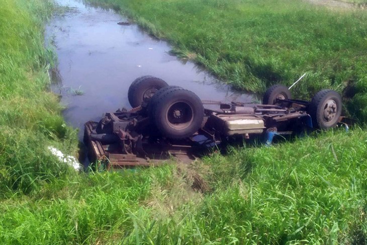Грузовик опрокинулся в мелиоративный канал в Кобринском районе, водитель погиб