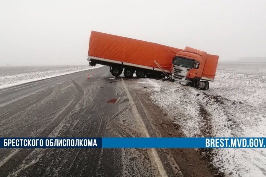 20 февраля на трассе «Гомель-Кобрин» развернуло и вынесло фуру в кювет