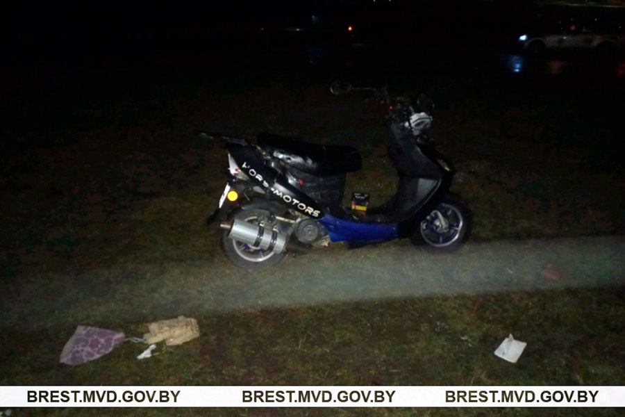 В Кобрине опрокинулся пьяный бесправник с пассажиром на мопеде — врезался в бордюр 