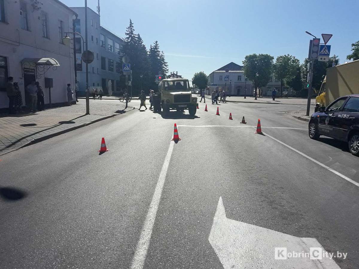 28 мая в Кобрине на светофоре грузовик сбил пожилую женщину