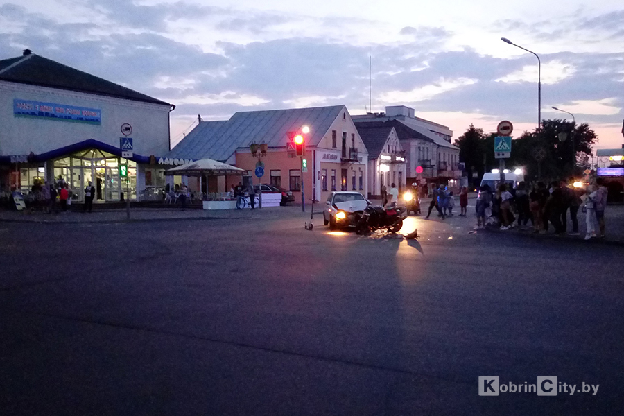 Вечером 6 августа около 21:00 в центре Кобрина Nissan Micra столкнулся с мотоциклом Kawasaki