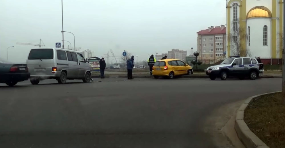 Авария в Кобрине попала на камеру — сотрудники милиции оказались единственными очевидцами