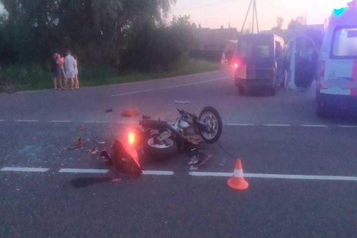В Кобрине водитель на повороте не уступил дорогу встречному мотоциклу – два человека травмированы