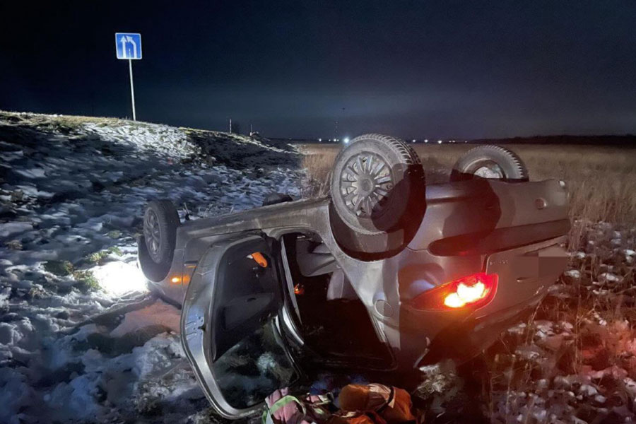 19-летняя кобринчанка на М1 не справилась с управлением «Peugeot» — автомобиль ушел в кювет и опрокинулся