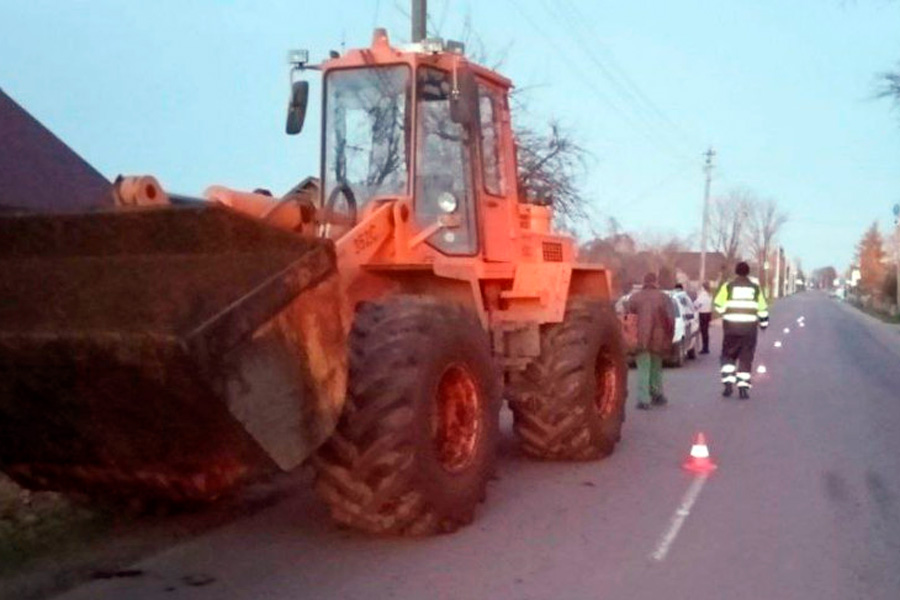 Авария в Кобринском районе: погрузчик наехал на пенсионера в Дивине — мужчина погиб