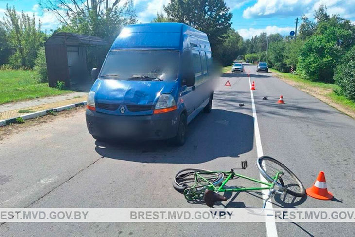 9 августа в аг. Дивин автомобиль Renault сбил велосипедиста: пересекал проезжую часть вне пешеходного перехода