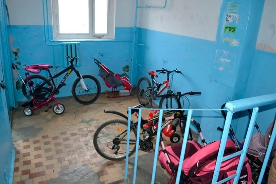 Какой штраф можно получить за оставленную в подъезде коляску или велосипед: объяснили в милиции