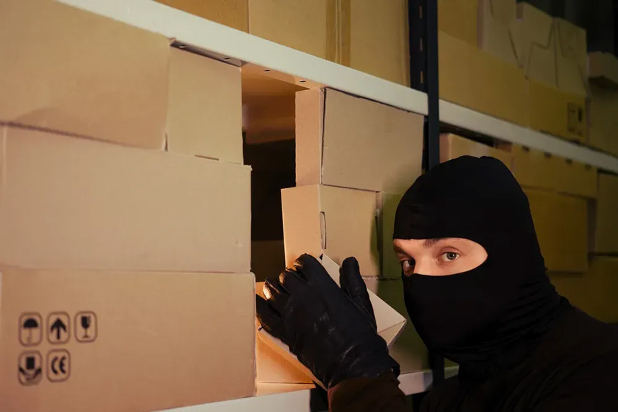 Парень дважды обворовал склад интернет-магазина Wildberries в Брестской области