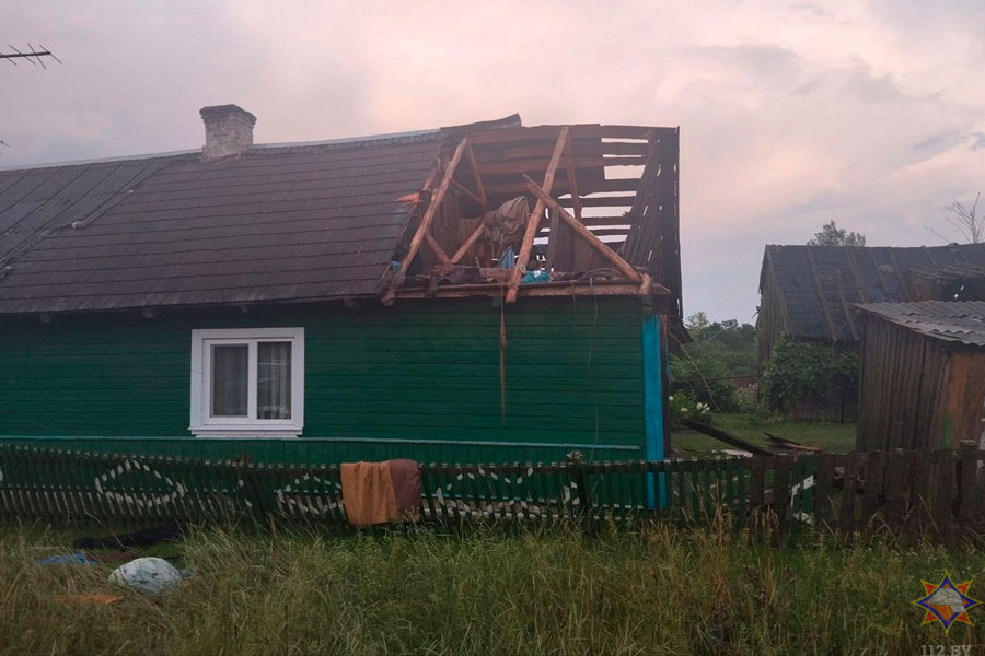 Повреждены 11 строений, упали 6 деревьев: последствия грозового фронта на Брестчине