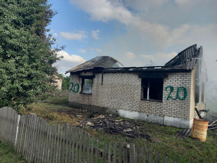 В Кобринском районе многодетная семья потеряла дом при пожаре — им необходима помощь