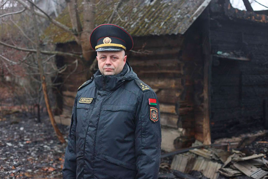 В Кобринском районе участковый спас на пожаре мужчину-инвалида: они с женой пытались потушить горевшую траву