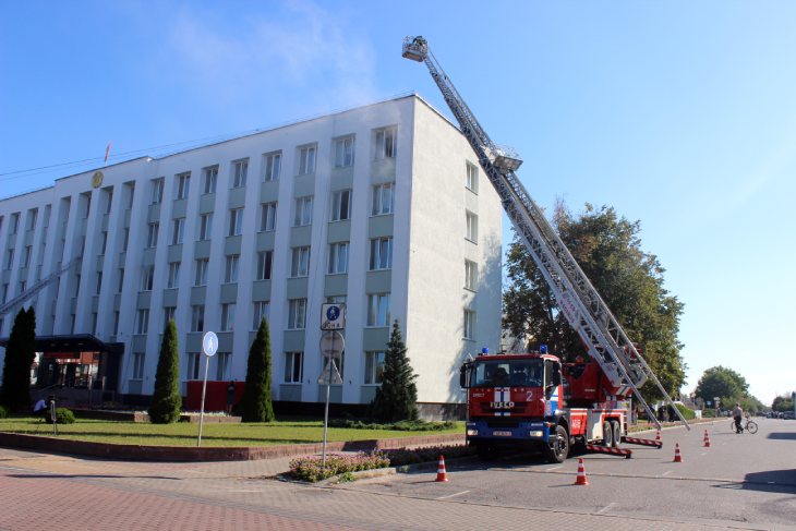 Учения спасателей прошли в Кобрине — условный пожар случился в административном здании