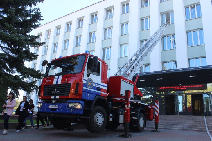 Учения спасателей прошли в Кобрине — условный пожар случился в административном здании