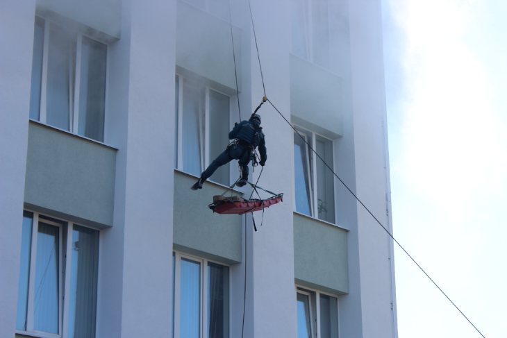Учения спасателей прошли в Кобрине — условный пожар случился в административном здании