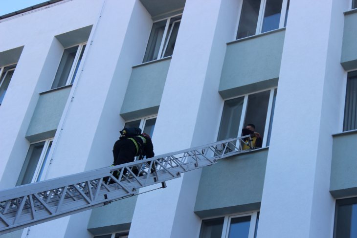 Учения спасателей прошли в Кобрине — условный пожар случился в административном здании