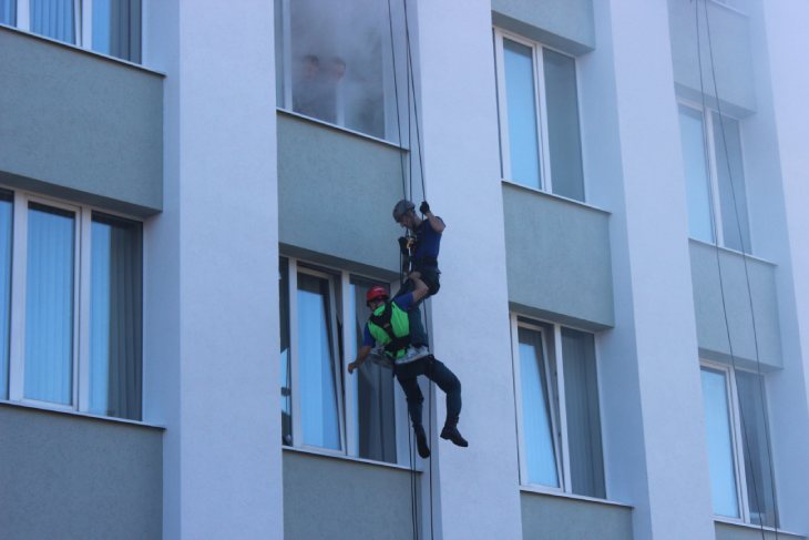 Учения спасателей прошли в Кобрине — условный пожар случился в административном здании
