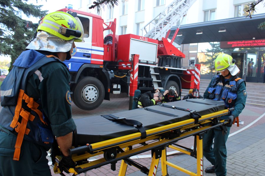 Учения спасателей прошли в Кобрине — условный пожар случился в административном здании