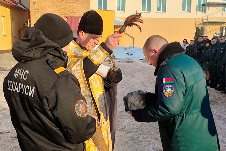 В Кобринском РОЧС отметили День спасателя — протоиерей освятил технику, здание и окропил святой водой работников