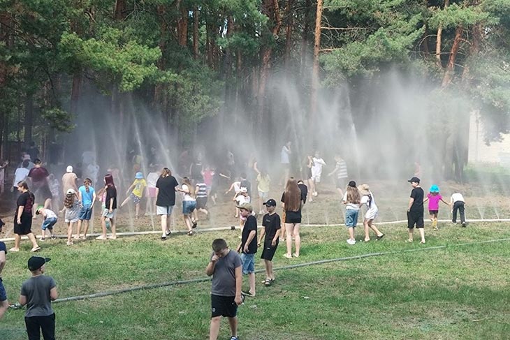 Дети из лагеря «Волна» на день стали спасателями: надевали боевую одежду и тушили пожар