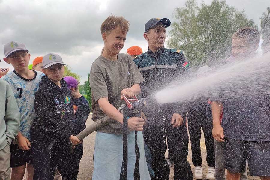 В Кобринском районе спасатели научили детей правилам безопасности в лагере «Жемчужинка»