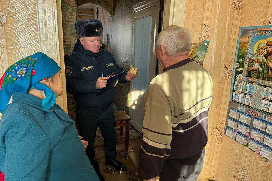 Спасатели проверили жильё сельчан в девяти населенных пунктах Кобринского района