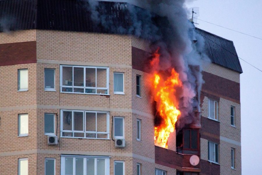 Пожар в соседской квартире: кто должен возместить ущерб и высушить стены