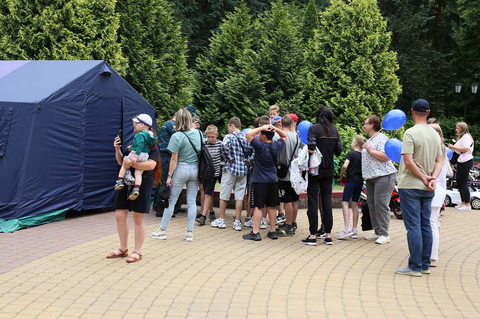 Кобринские спасатели организовали праздник безопасности в парке — интерактивные площадки, конкурсы и игры