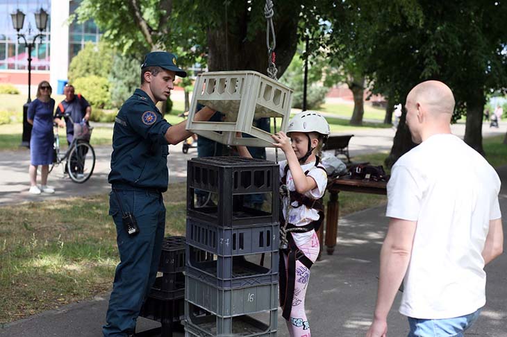 Кобринские спасатели организовали праздник безопасности в парке — интерактивные площадки, конкурсы и игры