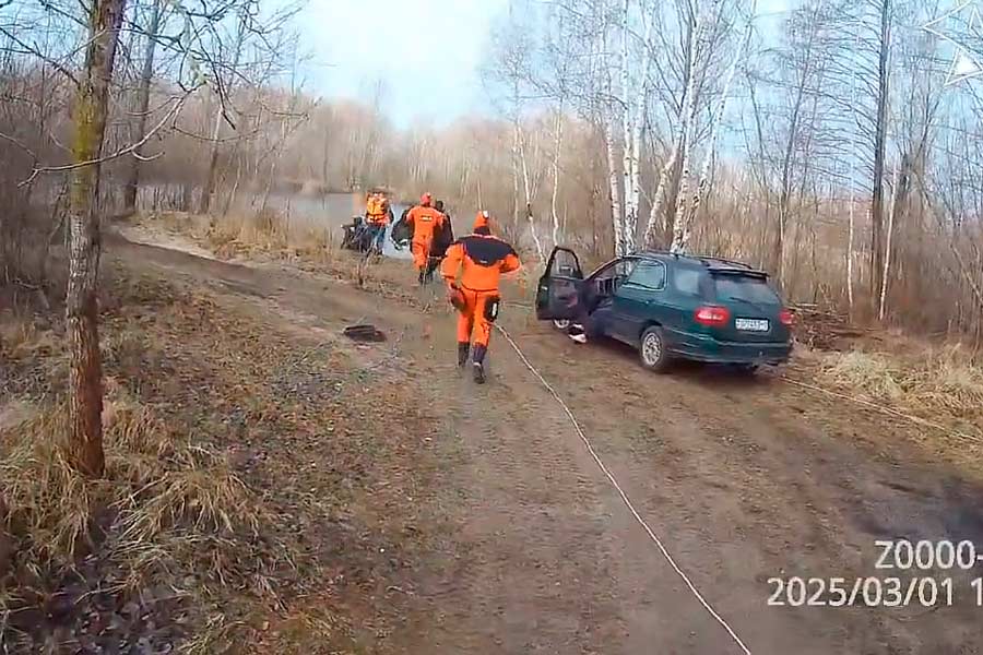 Повезло: в Бресте спасли провалившегося под лёд рыбака – работники МЧС как раз оказались недалеко из-за рейда